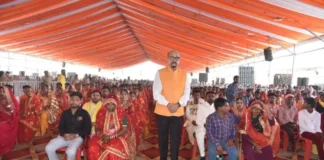 रमेन डेका सामूहिक विवाह समारोह में शामिल, नवदंपतियों को दिए आशीर्वाद और सहायता राशि की घोषणा