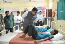 मरीज़ों से की बातचीत, एम्बुलेंस के लिए ड्राइवर उपलब्ध कराने का आश्वासन- कलेक्टर