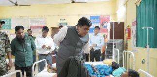 मरीज़ों से की बातचीत, एम्बुलेंस के लिए ड्राइवर उपलब्ध कराने का आश्वासन- कलेक्टर