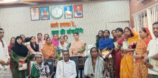 बांकीमोंगरा नगर पालिका अध्यक्ष श्रीमती झा ने बांटे राशन कार्ड, 24 परिवारों के चेहरे पर लौटी मुस्कान