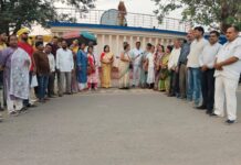 कोरबा में साड़ी वितरण में गड़बड़ी को लेकर महिला कांग्रेस का प्रदर्शन, मंत्री का पुतला दहन