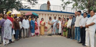 कोरबा में साड़ी वितरण में गड़बड़ी को लेकर महिला कांग्रेस का प्रदर्शन, मंत्री का पुतला दहन