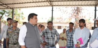 कलेक्टर ने माखनपुर में जर्जर भवन तोड़ने के दिए निर्देश, अपूर्ण निर्माण कार्य पर होगी कार्रवाई