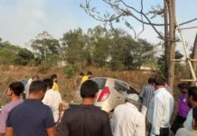 तेज रफ्तार कार फाटक तोड़कर रेलवे ट्रैक पर चढ़ी, बड़ा हादसा टला