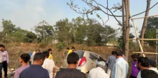 तेज रफ्तार कार फाटक तोड़कर रेलवे ट्रैक पर चढ़ी, बड़ा हादसा टला