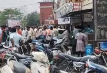 कोरबा में तेज रफ्तार कार का कहर: मोबाइल दुकान में घुसी, तीन युवक हिरासत में