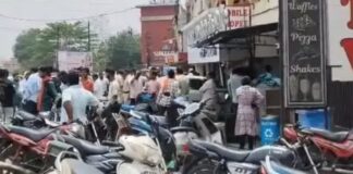 कोरबा में तेज रफ्तार कार का कहर: मोबाइल दुकान में घुसी, तीन युवक हिरासत में