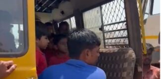 CG BREAKING: चलती स्कूल बस का पिछला गेट टूटा, बच्चों की सुरक्षा पर उठे सवाल