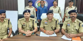 नशे के खिलाफ पुलिस की बड़ी कार्रवाई, 4 आरोपी गिरफ्तार, गांजा-शराब और नकदी जब्त