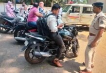 सड़क सुरक्षा को लेकर प्रशासन ने कड़ा रुख अपनाते हुए आज से कलेक्टोरेट परिसर में हेलमेट और सीट बेल्ट को किया अनिवार्य