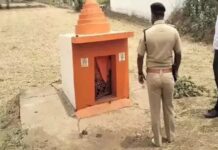 हनुमान मंदिर की मूर्ति तोड़ने से भड़का आक्रोश, ग्रामीणों ने किया चक्का जाम, पुलिस ने दिया कार्रवाई का आश्वासन