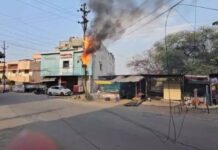 भीषण गर्मी में बिजली खंभे में लगी आग, अवंती विहार में मचा हड़कंप