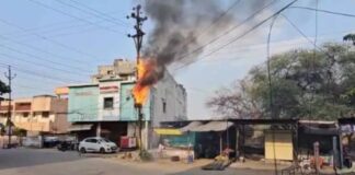 भीषण गर्मी में बिजली खंभे में लगी आग, अवंती विहार में मचा हड़कंप