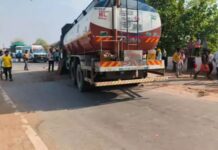 भीषण सड़क हादसा: हाइवा और टैंकर की टक्कर, दोनों चालक गंभीर