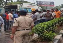 तेज रफ्तार का कहर: अनियंत्रित बस पलटी, 12 लोग घायल