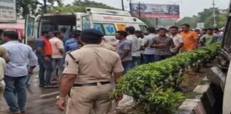 तेज रफ्तार का कहर: अनियंत्रित बस पलटी, 12 लोग घायल