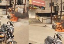 खड़ी बाइक में अचानक लगी आग, मिनटों में जलकर खाक
