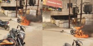 खड़ी बाइक में अचानक लगी आग, मिनटों में जलकर खाक