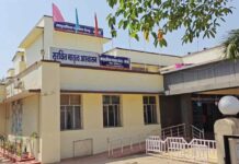 अंधड़ से गुल हुई बिजली, मोबाइल टॉर्च की रोशनी में करानी पड़ी डिलीवरी; खबर के बाद सुधरी व्यवस्था