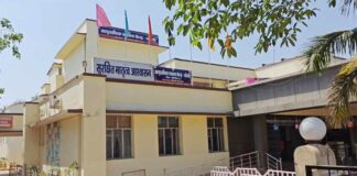 अंधड़ से गुल हुई बिजली, मोबाइल टॉर्च की रोशनी में करानी पड़ी डिलीवरी; खबर के बाद सुधरी व्यवस्था