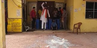 देवभोग मिल्क पार्लर हटाने पर भड़का संघ, निगम कार्यालय में दूध बहाकर किया विरोध