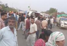 दर्दनाक हादसा: तेज रफ्तार यात्री बस पलटी, 40 में कई घायल, 2 की हालत गंभीर