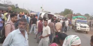 दर्दनाक हादसा: तेज रफ्तार यात्री बस पलटी, 40 में कई घायल, 2 की हालत गंभीर
