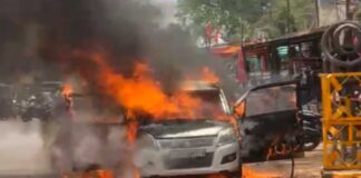 चलती कार में लगी भीषण आग, चालक ने कूदकर बचाई जान