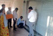 नगर निगम की सख्ती: बकाया न चुकाने पर 8 दुकानों पर ताला, 4 ने मौके पर किया भुगतान
