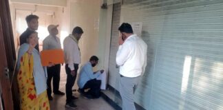 नगर निगम की सख्ती: बकाया न चुकाने पर 8 दुकानों पर ताला, 4 ने मौके पर किया भुगतान
