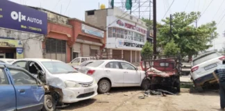 देर रात शराबियों का तांडव, स्कार्पियो से 10 वाहनों में तोड़फोड़, चौकीदार की जान पर हमला