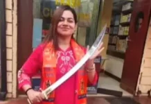 इंस्टाग्राम पर तलवार लहराती दिखीं स्कूल लेक्चरर, वीडियो वायरल होने पर उठे सवाल, पुलिस कार्रवाई पर नजर