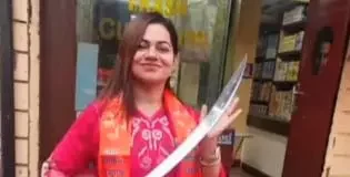 इंस्टाग्राम पर तलवार लहराती दिखीं स्कूल लेक्चरर, वीडियो वायरल होने पर उठे सवाल, पुलिस कार्रवाई पर नजर