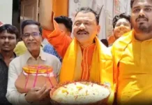 बंगाल में BJP की बढ़त पर कार्यकर्ताओं का जश्न, कोलकाता में बंटी ‘कमला भोग’ और ‘झाल मुड़ी’, लगे जय श्रीराम के नारे