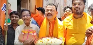 बंगाल में BJP की बढ़त पर कार्यकर्ताओं का जश्न, कोलकाता में बंटी ‘कमला भोग’ और ‘झाल मुड़ी’, लगे जय श्रीराम के नारे
