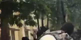 थाने के सामने मारपीट: दो गुटों में चले लात-घूंसे, दौड़ा-दौड़ाकर पीटा