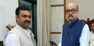 केंद्रीय ग्रामीण विकास राज्यमंत्री कमलेश पासवान ने राज्यपाल रमेन डेका से की मुलाकात