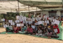 शराब दुकान को लेकर घमासान: बंद कराने तीन गांव के लोग धरने पर बैठे