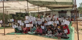 शराब दुकान को लेकर घमासान: बंद कराने तीन गांव के लोग धरने पर बैठे