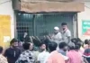 सरकारी शराब दुकान पर फिर विवाद: 10 रुपये ज्यादा लेकर बेचने का दावा; शाम को हंगामा-मारपीट आम