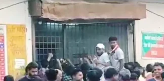 सरकारी शराब दुकान पर फिर विवाद: 10 रुपये ज्यादा लेकर बेचने का दावा; शाम को हंगामा-मारपीट आम