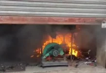 पुलिस की तत्परता से टला बड़ा हादसा: टक्कर के बाद हाईवा में फंसे चालकों को सुरक्षित निकाला