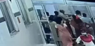 नेता का हंगामा: NICU के बाहर गार्ड को पीटा, कॉलर पकड़कर दी धमकी; बोले- ‘दो बाप के साथ आऊंगा, स्वास्थ्य मंत्री को बुलाऊंगा