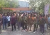 सफाई कर्मियों की हड़ताल तीसरे दिन भी जारी: पुलिस ने किया लाठीचार्ज, कई कर्मी हिरासत में