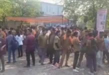 सफाई कर्मियों की हड़ताल तीसरे दिन भी जारी: पुलिस ने किया लाठीचार्ज, कई कर्मी हिरासत में