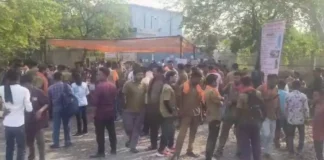 सफाई कर्मियों की हड़ताल तीसरे दिन भी जारी: पुलिस ने किया लाठीचार्ज, कई कर्मी हिरासत में