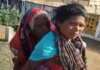90 साल की सास को पीठ पर ढोकर बैंक पहुंच रही बहू, पेंशन के लिए हर महीने तय करती है 9 किमी का कठिन सफर