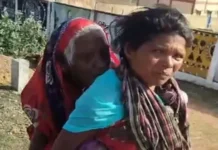 90 साल की सास को पीठ पर ढोकर बैंक पहुंच रही बहू, पेंशन के लिए हर महीने तय करती है 9 किमी का कठिन सफर