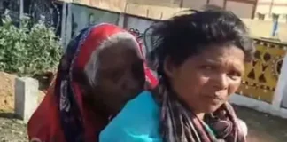 90 साल की सास को पीठ पर ढोकर बैंक पहुंच रही बहू, पेंशन के लिए हर महीने तय करती है 9 किमी का कठिन सफर