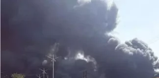 कबाड़ी गोदाम में लगी भीषण आग, आसपास के शोरूम खाली कराए